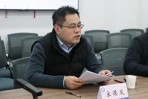 男人拿着笔记本电脑 AI 生成的内容可能不正确。