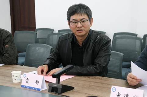 桌子前坐着的人 AI 生成的内容可能不正确。